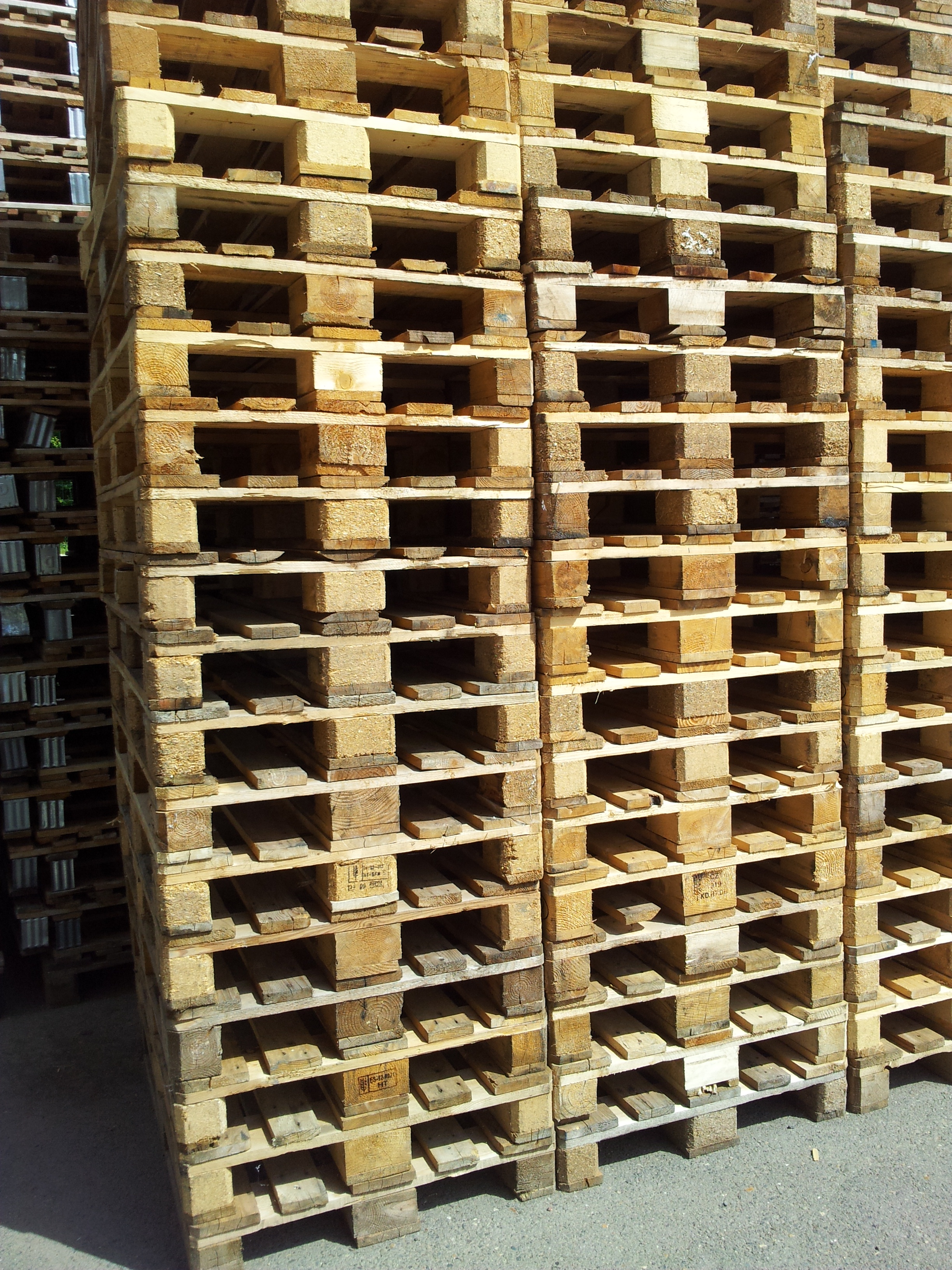 Palettes Europe en bois - dimensions 800x1200 - poids 21 kg - 1er et 2ème choix - pour toutes utilisations_0