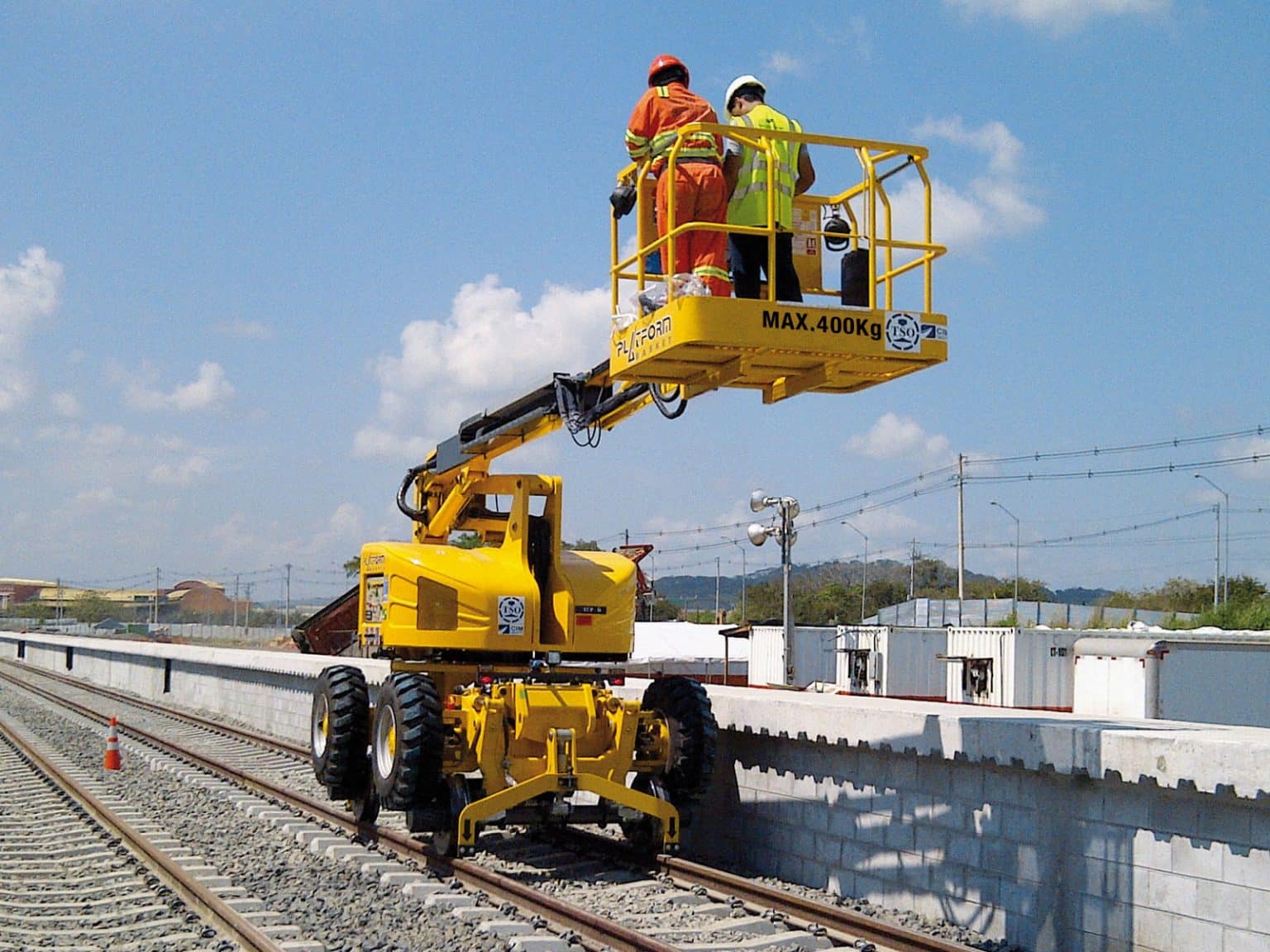 Nacelle rail route hybride, légère et polyvalente pour l'intervention à l'intérieur des wagons et métros_0