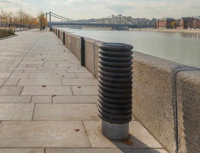 CR110 / CR115 - Poubelle publique - MMCité 1 a.S. - Socle en béton, corps en plastique, 35L, fixation au trottoir/sol_0
