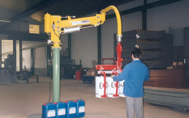 Manipulateur pneumatique pour bidons - Ref. 24.0 - Prise et retournement faciles_0