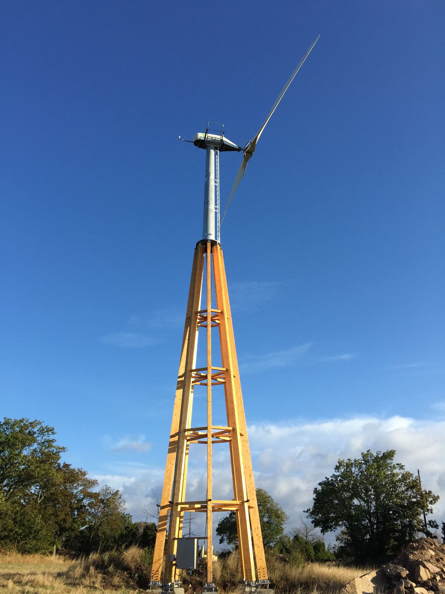 Éolienne Dalifant - génératrice Gaïa 11 kW - mât bois multipode avec fixation au sol par vis de terre_0