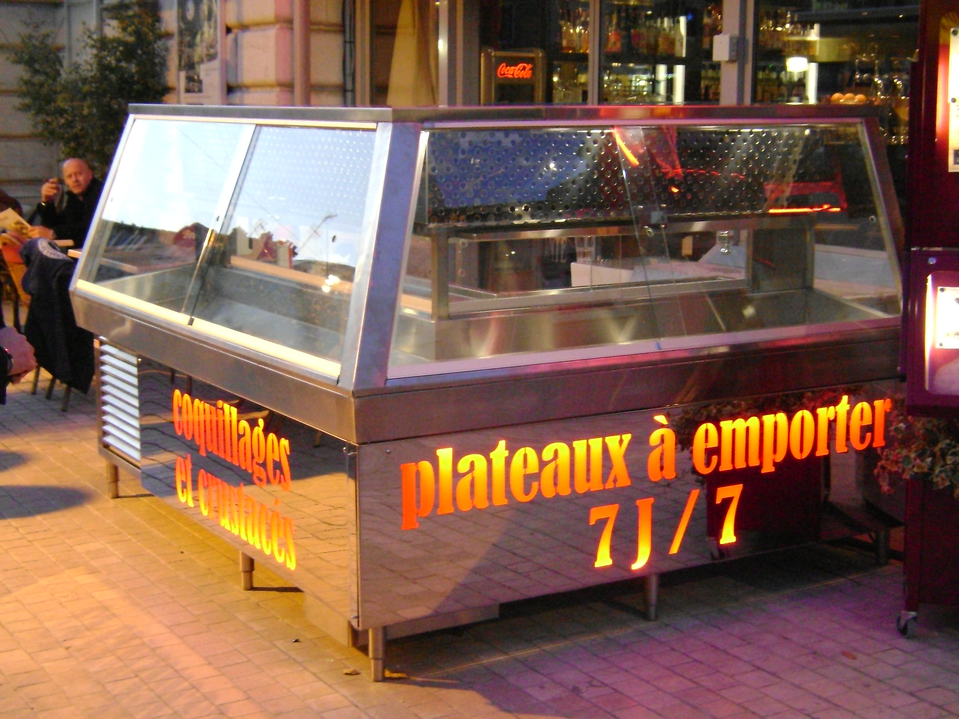 Présentoir à coquillages sur mesure - Réfrigéré avec double vitrage sécurit et habillage inox poli miroir_0