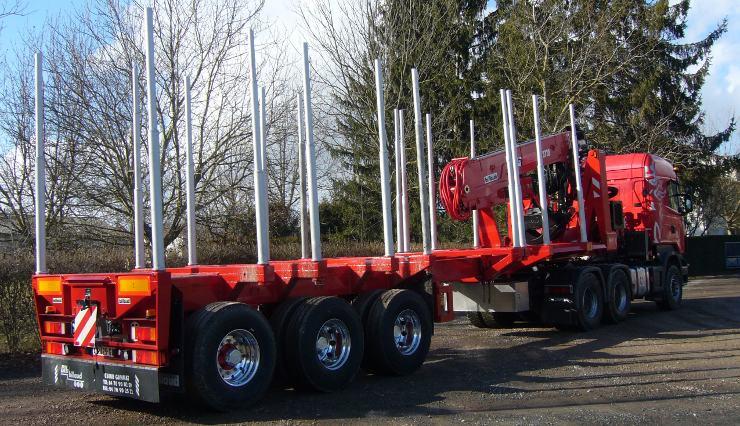 Semi-remorque porte-grumes équipée de grue_0