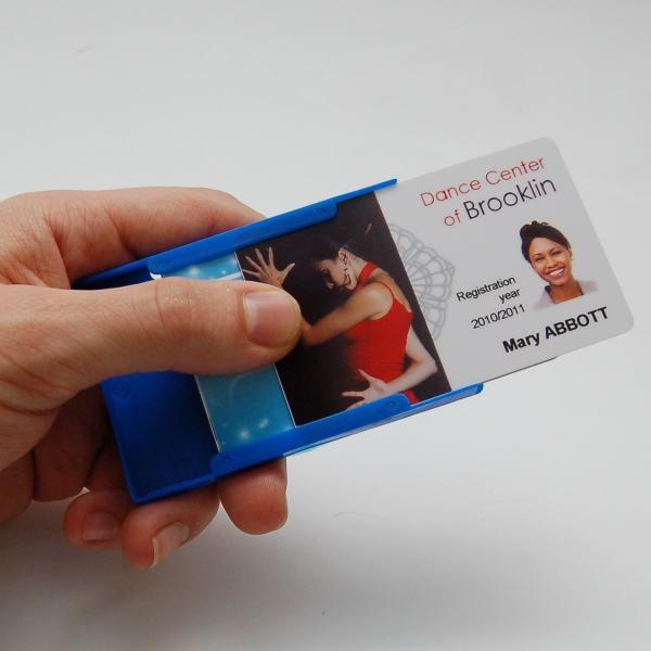 IDP91 : Porte-badge multicarte en polypropylène - Bleu roi - Capacité 5 cartes - Présentation horizontale ou verticale_0