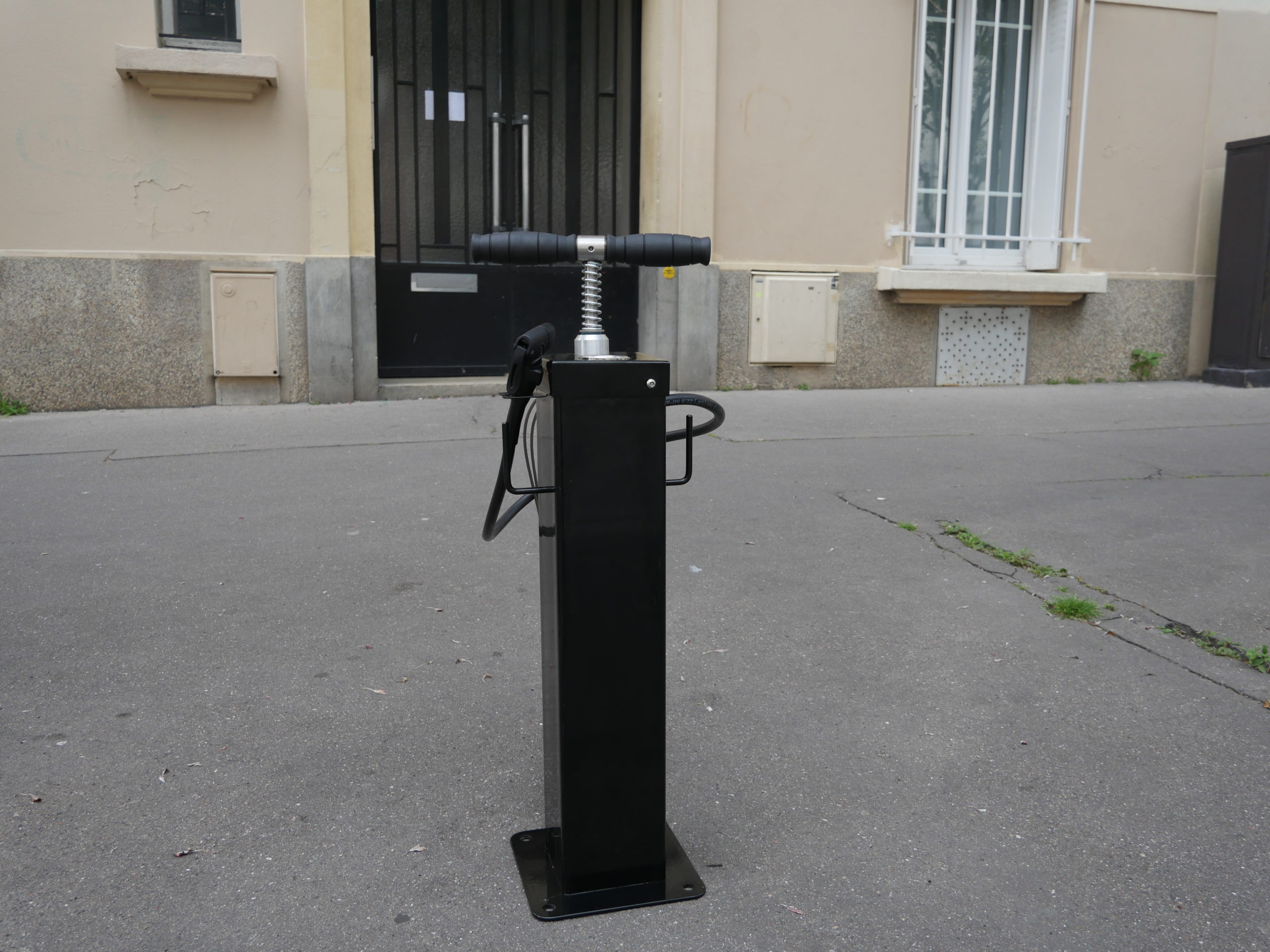 Station de gonflage pour vélo économique extérieure - Cykléo CykiFIX Petit Totem avec manomètre_0