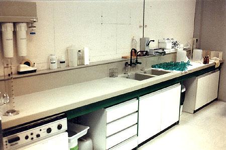 Paillasse de laboratoire avec plan de travail en chlorure de polyvinyle ou polypropylène_0