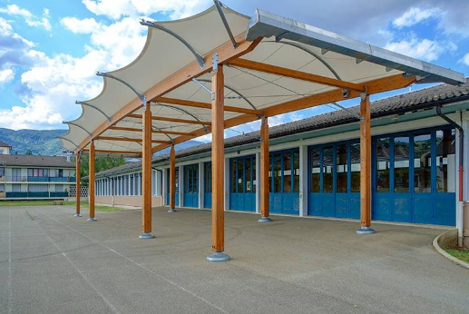 Préau d'école 198m² - membrane textile sur charpente mixte bois lamellé-collé et acier galvanisé - Sur mesure_0