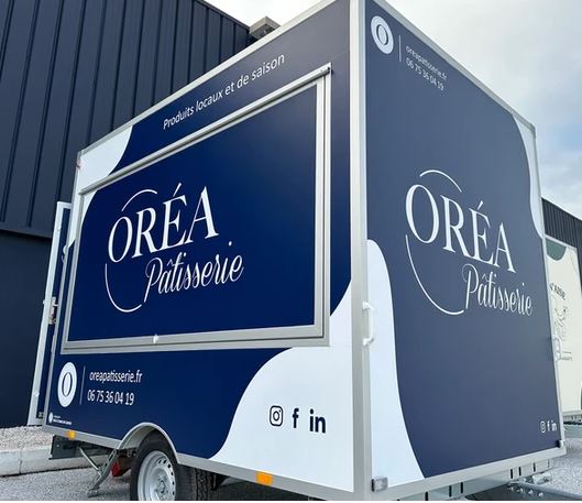 Remorque aménagée pour Food Truck - pâtisserie avec espace optimisé, vitrines réfrigérées et équipements personnalisables_0