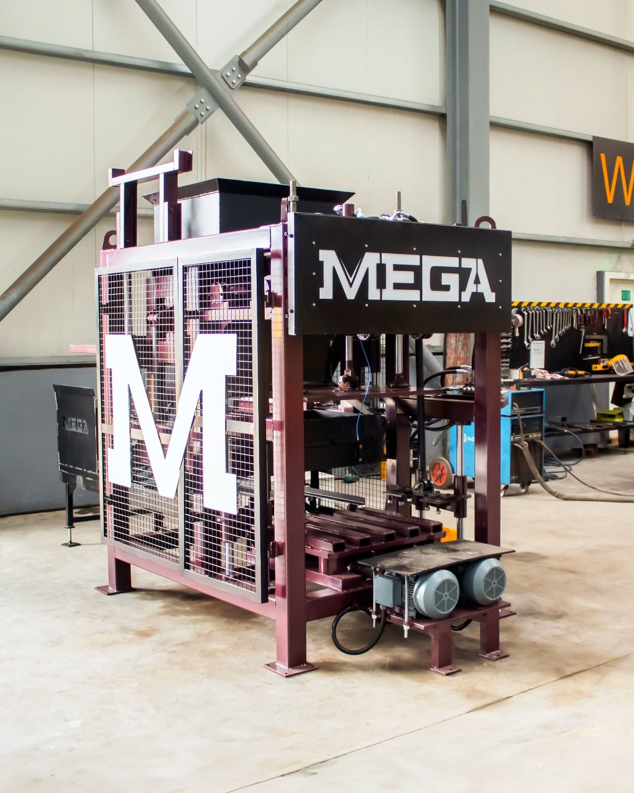 Machine de production de parpaing et de pave en beton (ensemble)_1