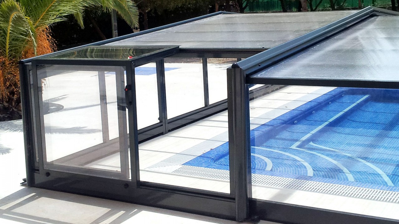 Abri de piscine bas Capri - Télescopique - Polycarbonate - Personnalisable couleurs RAL et finition bois_0