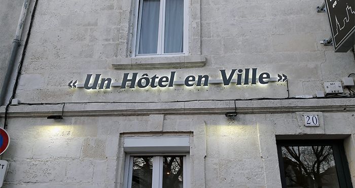 Enseigne lettres découpées lumineuses rétroéclairées plexiglas diffusant et adhésif - épaisseur 19 ou 30 mm_0