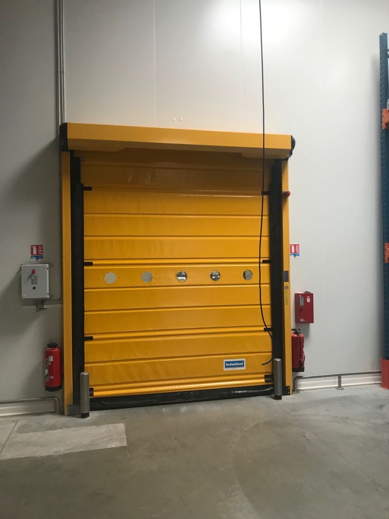 Porte relevante rapide pour chambre froide - Industisol - ouverture verticale automatique, isolation thermique et sécurité_0