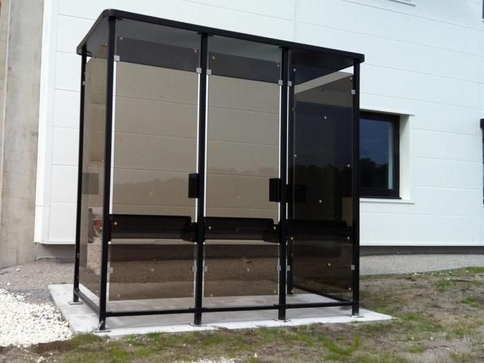 Abri fumeur - structure en acier - bardage en verre sécurit fumé - cendrier - banc assis-debout - 2,5 x 1,3 m_0