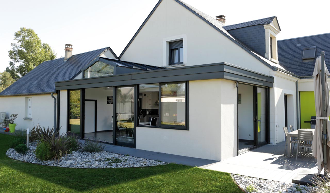 Véranda moderne en aluminium sur mesure - Larges baies vitrées et ouverture panoramique_0