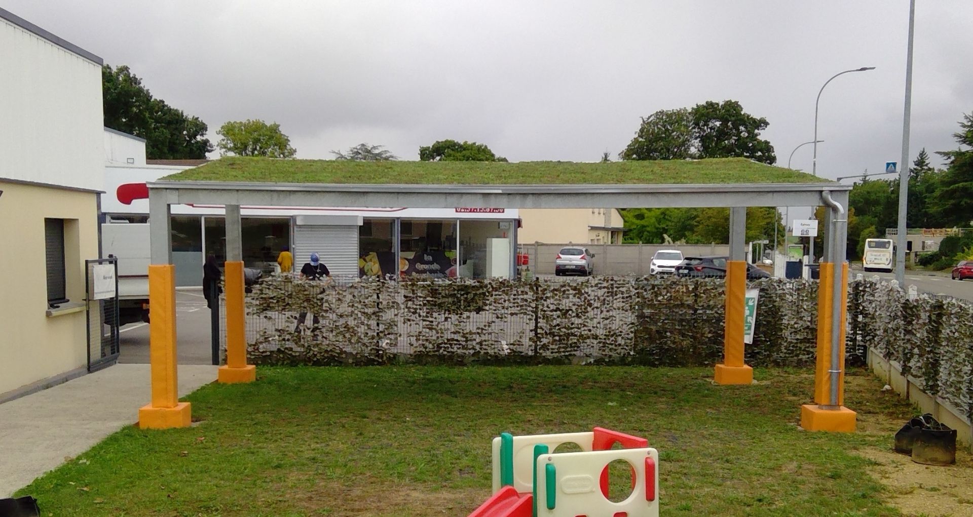 Préau écologique à toiture végétale - Koman Groupe_0