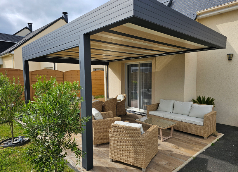Préau en aluminium sur mesure pour terrasse - Design moderne et fabrication française - BLAVAIT_0