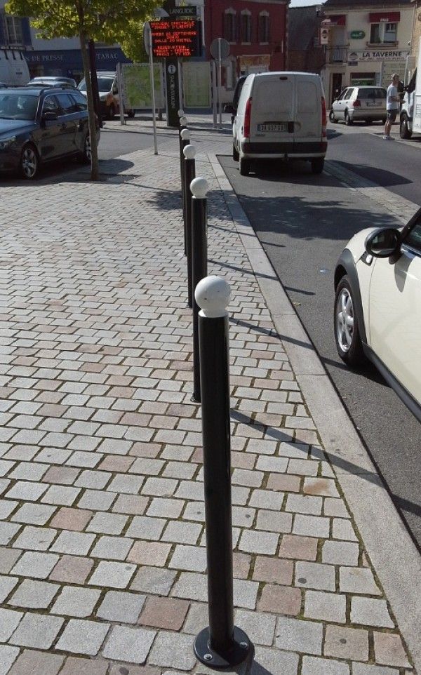 10161-91 - Potelets fixes sur platine - Hauteur hors-sol : 1,00m - Boule Ø90mm - Corps Ø76mm_0