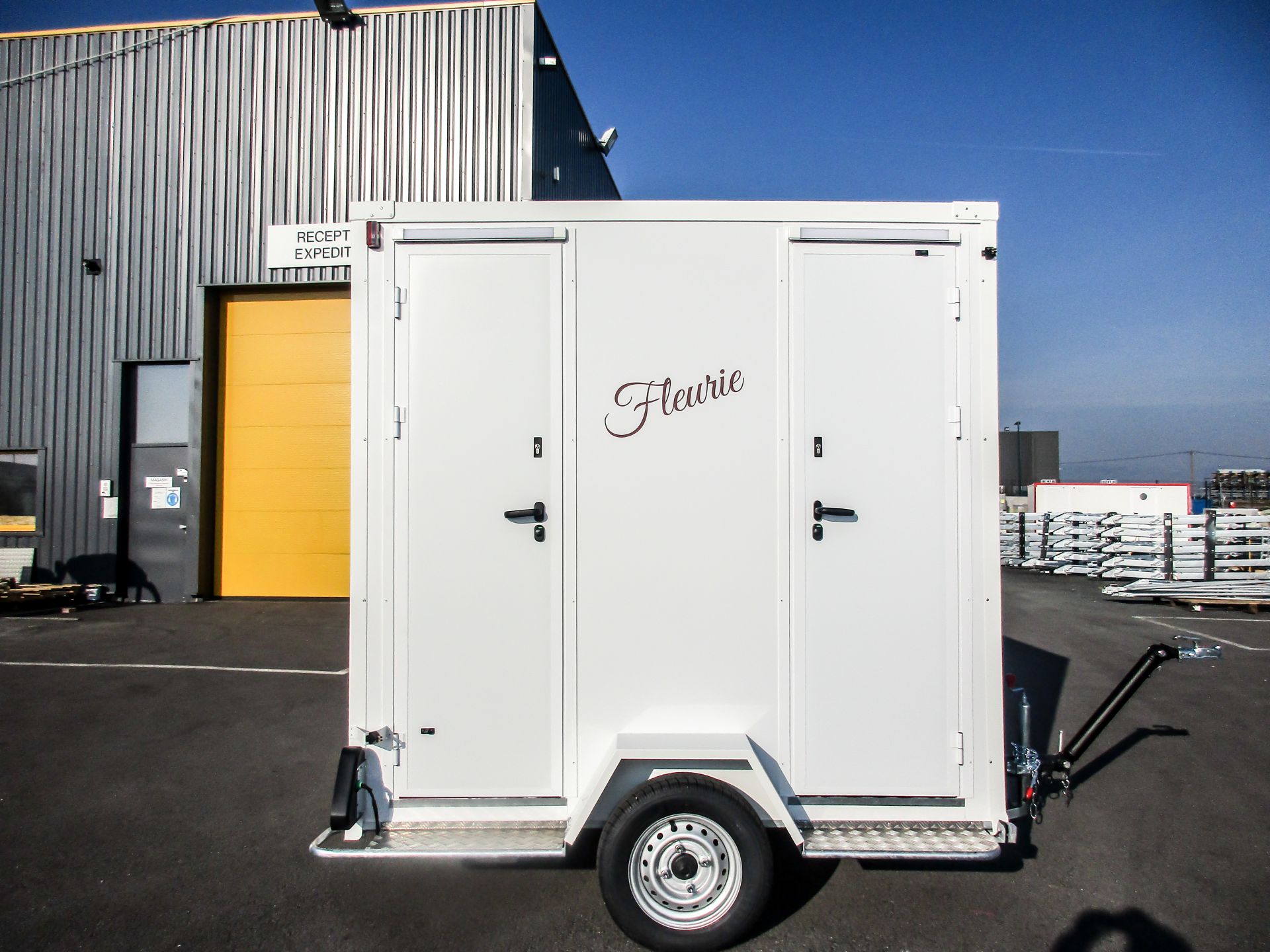 Toilette mobile sur remorque
