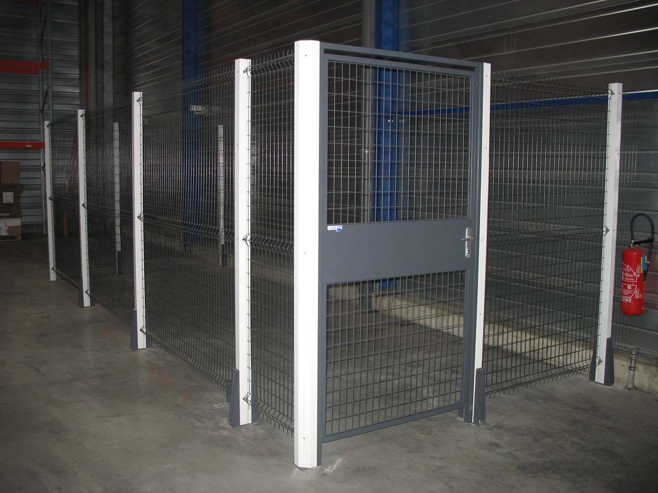 Cloison grillagée - délimitation de zones de stockage et espaces de travail - portes robustes coulissantes ou battantes_0