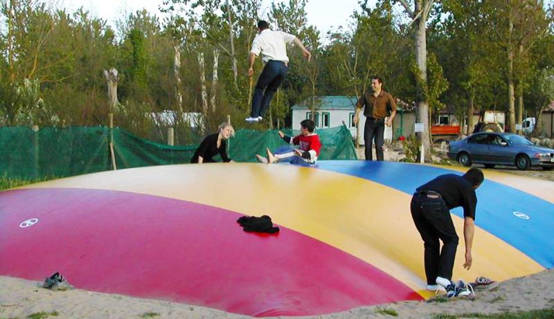 Trampolines à air - structure gonflable en toile polyester PVC - jusqu'à 35 personnes_0