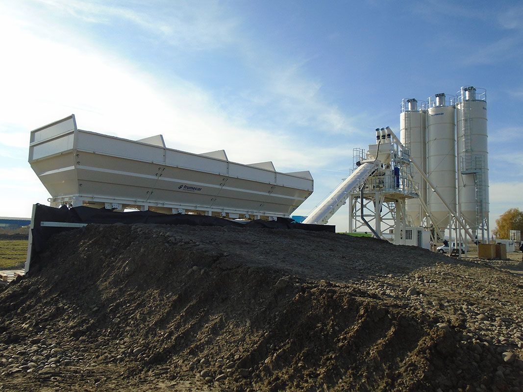 Installation de dosage et malaxage de béton avec malaxeur double essieu