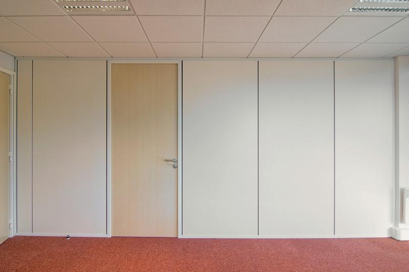 Cloison pleine standard - structure aluminium - laine de verre isolante - panneaux BA13 finition tissu vinyle crêpelé blanc_0