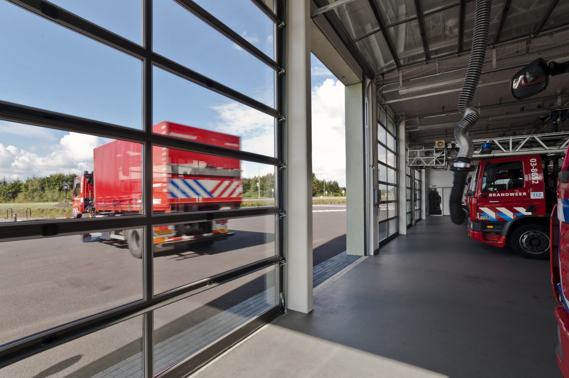 Porte sectionnelle industrielle vitrée conçue pour être utilisée pour augmenter la luminosité naturelle, la visibilité ou optimisée l'exposition - ASSA ABLOY OH1042FG_1