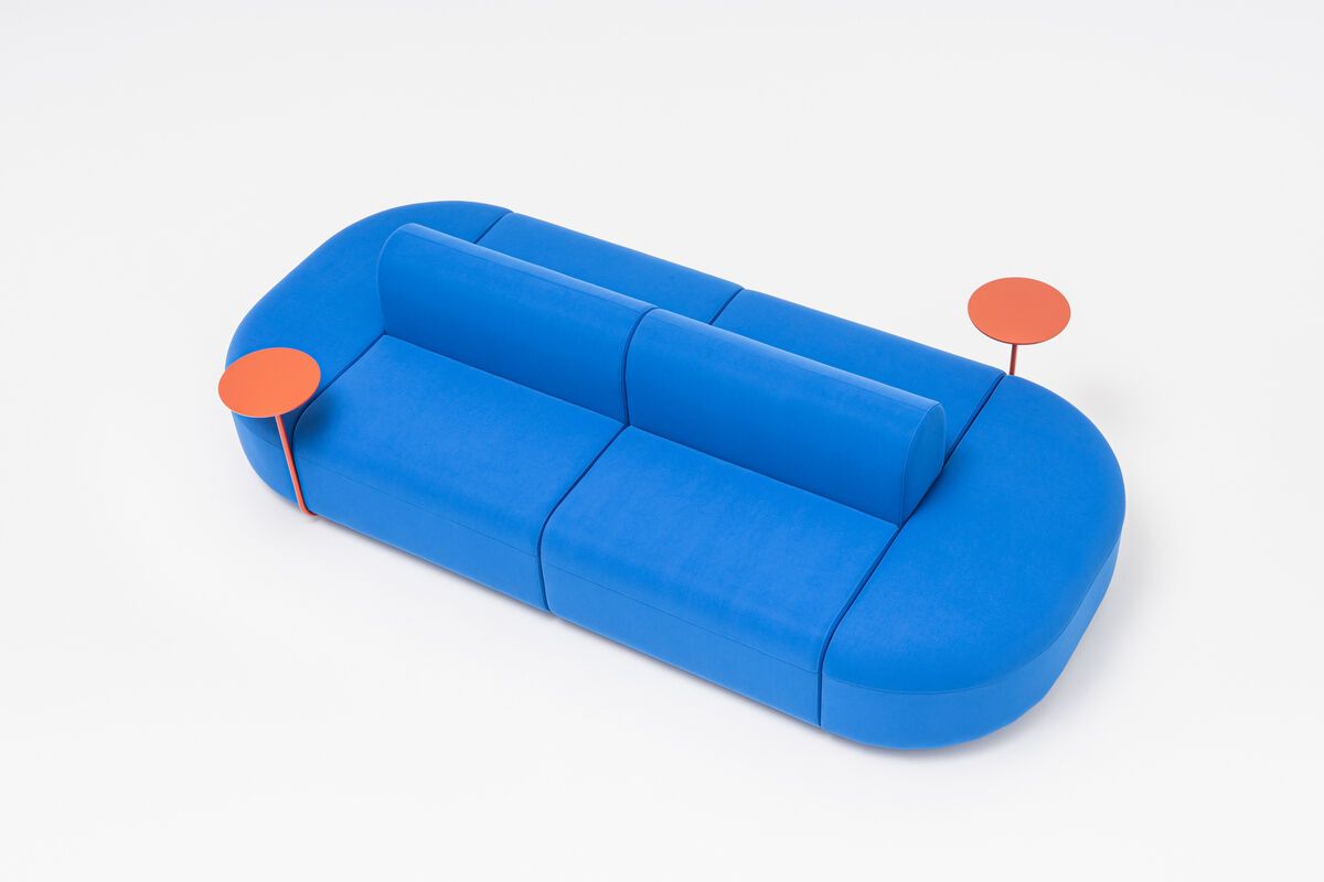 Banquette confortable avec assise souple et profonde - AT09 - configurable, double face, avec options de prises et tablettes_0