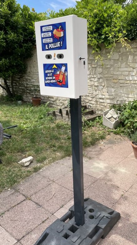 Cendrier mural urbain blanc et ludique - Prévention contre la pollution des mégots - 2 stickers A5 inclus_1