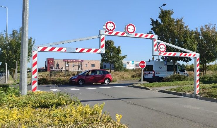 Portique limiteur de gabarit routier à chapeau, conçu pour empêcher les camions et les caravanes de passer - STOPOCAR - PREFABAT_0