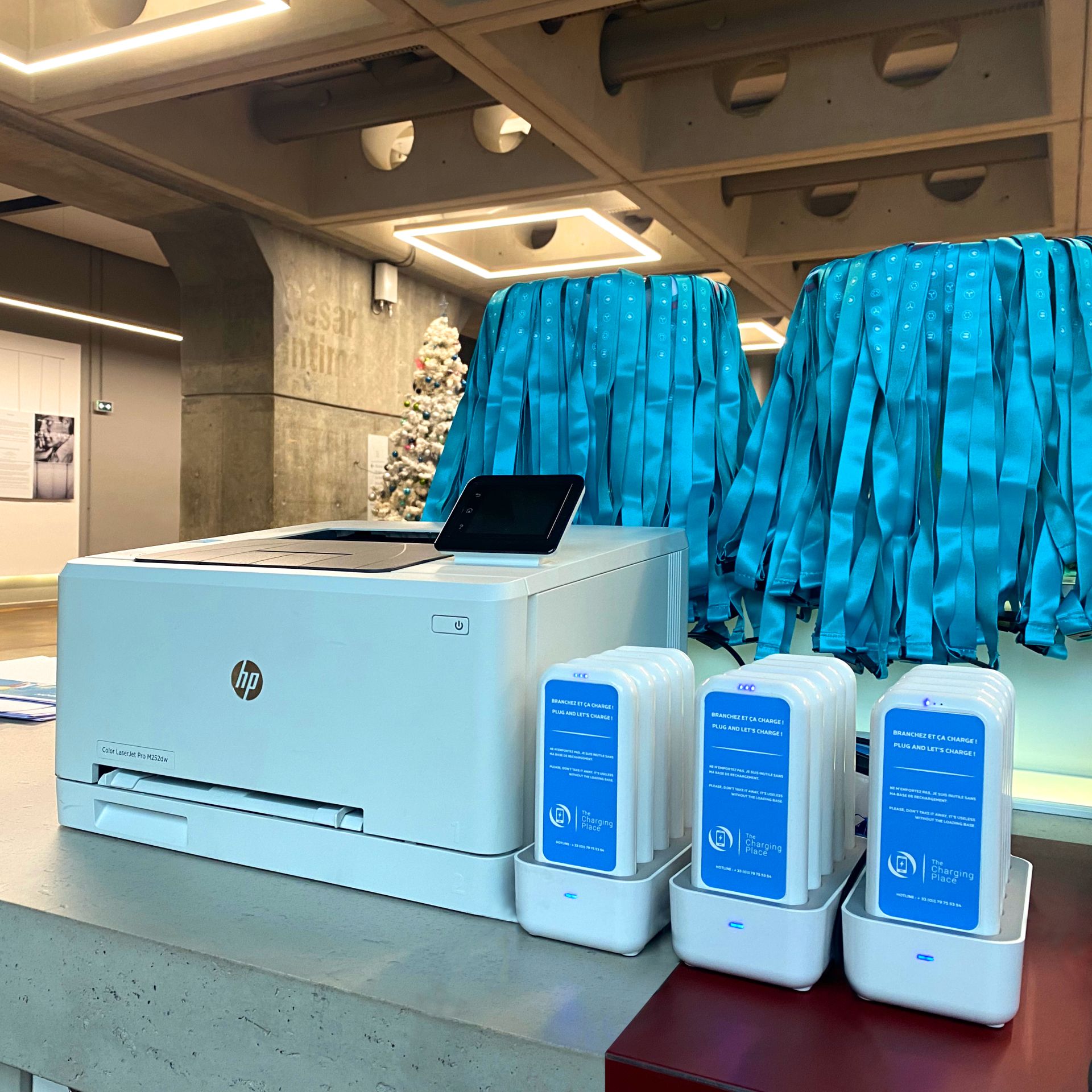 Station chargeur téléphone Blues Ergo - 5 batteries portatives avec câbles tridents (Lightning, Micro-USB, USB-C)_1