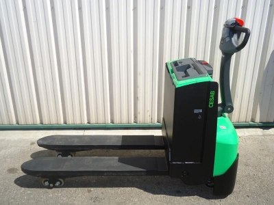 Cesab P200 - Transpalette électrique compact 1600 à 2500 kg avec timon central et design maniable_0