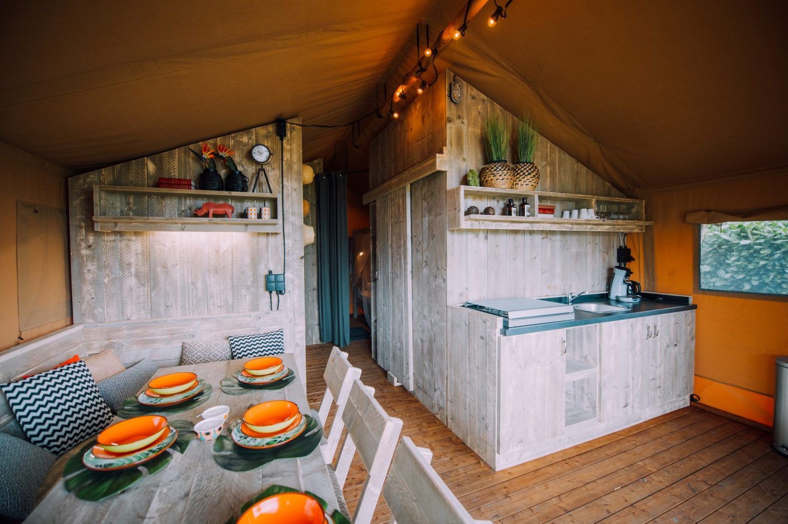 Sunshine 49 - tente glamping Yala - surface totale 699,7 pi² - pour 6 personnes maximum_0