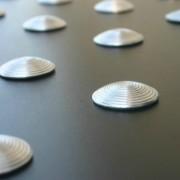 Clou podotactile - solution élégante pour BEV en ERP - compatible béton, pierre, bois_0
