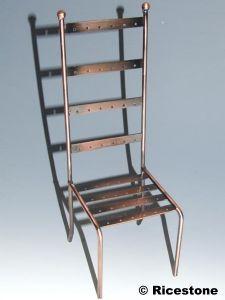 7A) PETIT PRÉSENTOIR PORTE-BIJOU, MULTIPLE BO, FORME DE CHAISE.