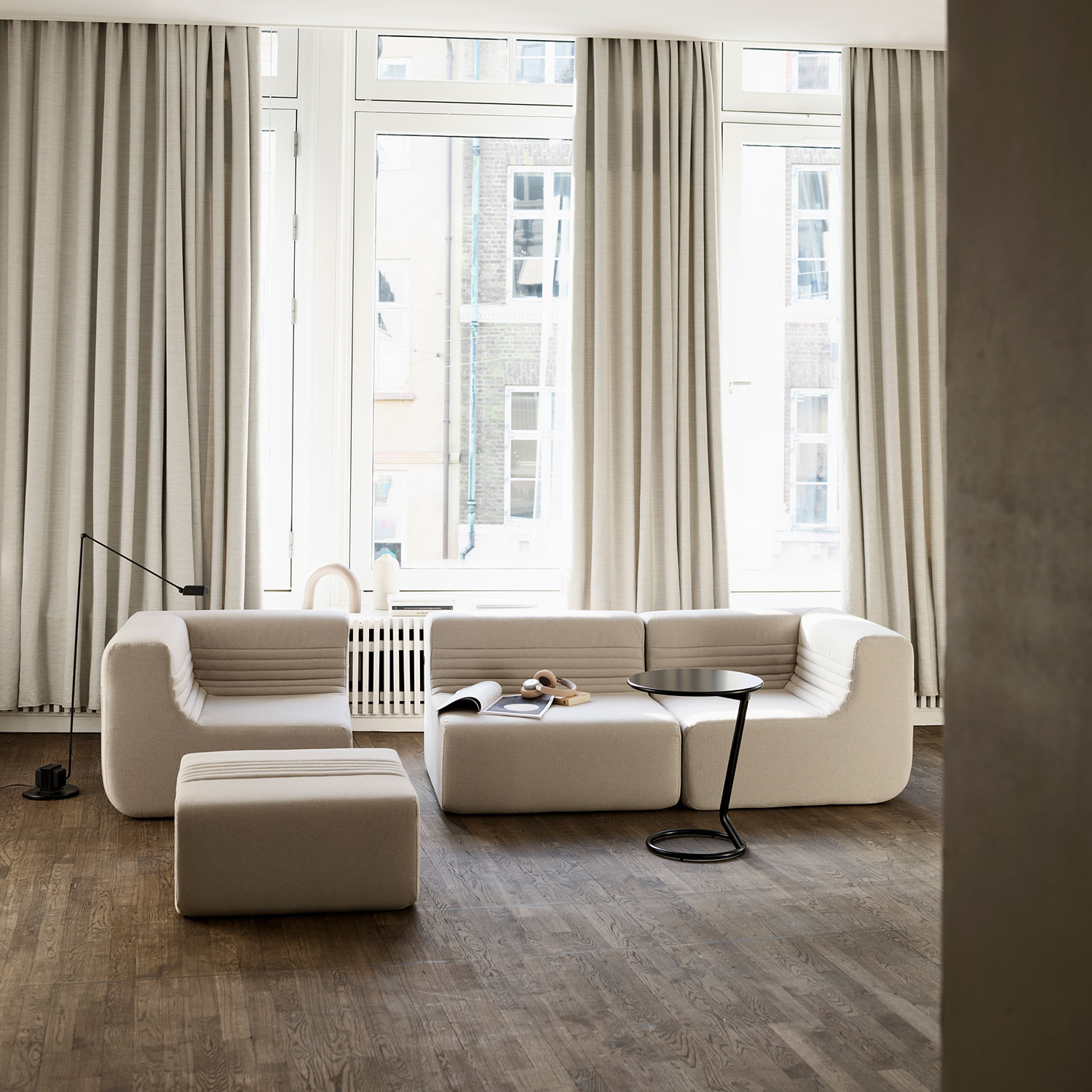 Canapé d'accueil minimaliste et confortable pour espaces professionnels_0