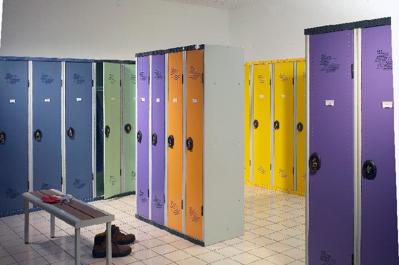 VESTIAIRE INDUSTRIE PROPRE SUR SOCLE MORAILLON 4 COLONNES L120 BLEU GRIS - MANUTAN COLLECTIVITÉS