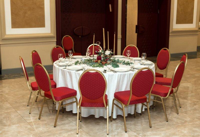 Lot de 12 Chaises Banquet Confort - Rouge et Dorée_0