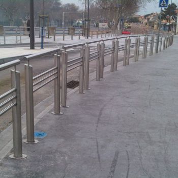 Barrière Tramontane - Barrière urbaine en inox 304L ou 316L - France Inox - Finition brossée ou poli brillant_1