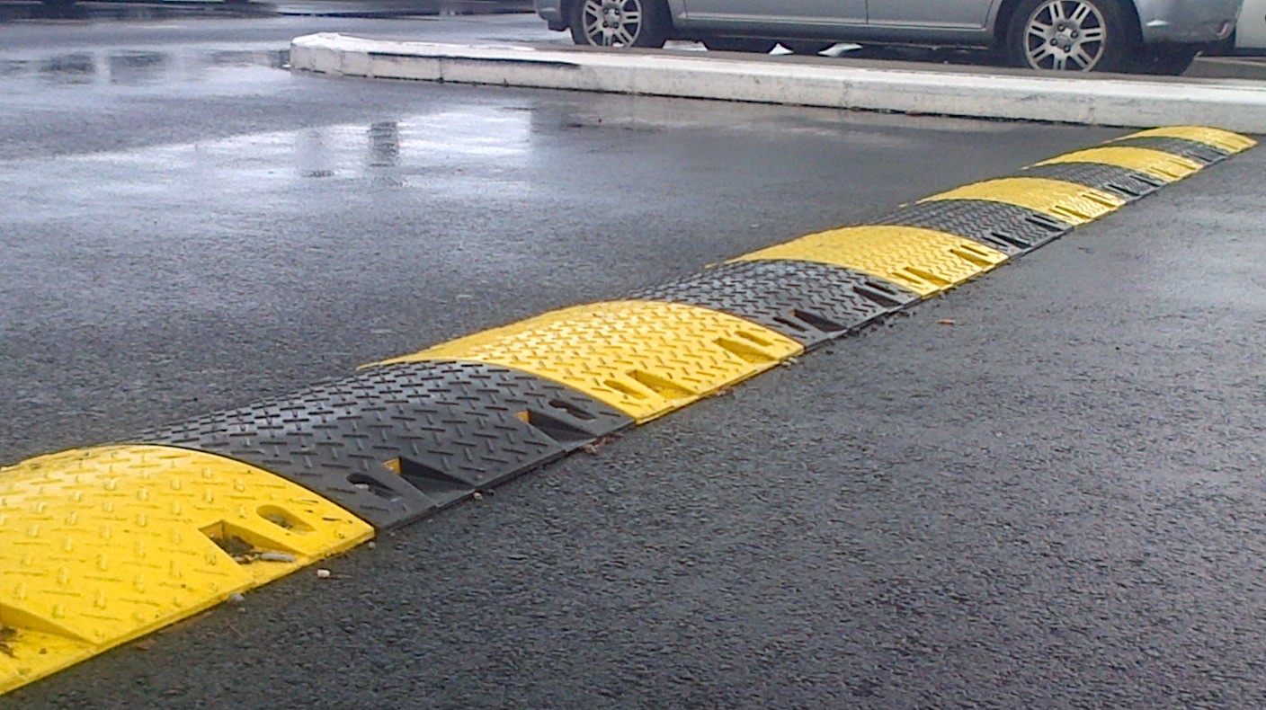 Ralentisseur caoutchouc recyclé noir et jaune - sodimar - poignée - fixation vissage - 500 mm x 430 mm x 50 mm/215 mm x 430 mm x 50 mm_0
