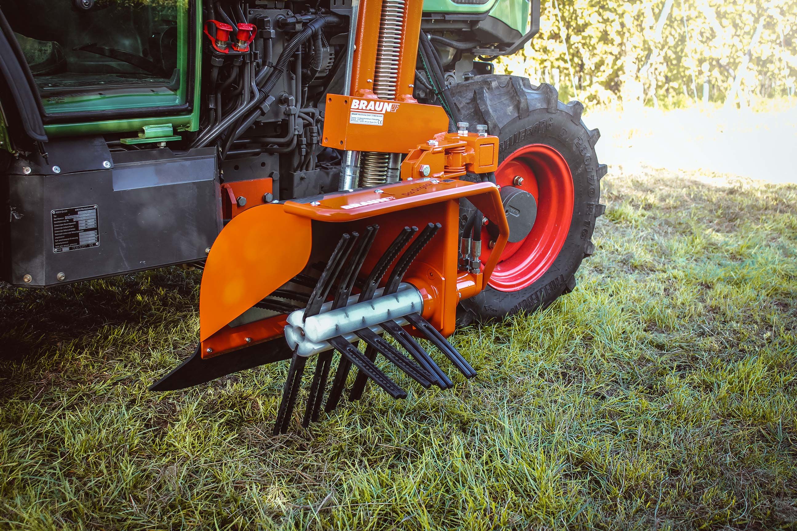 Machine écologique pour le travail autour des pieds de vigne