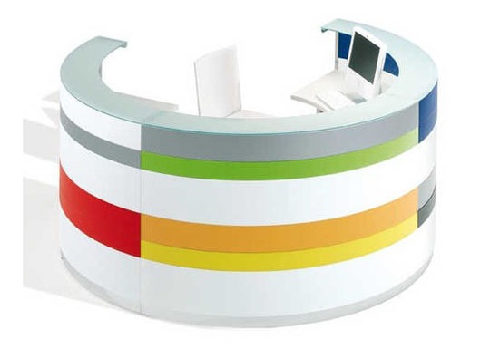 Banques d'accueil Ultom Twist - design circulaire et linéaire avec panneaux en lattes de couleurs et plateaux en verre_0