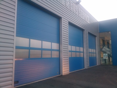 Porte sectionnelle industrielle Urban - repliable en plafond - pleine - en métal - isolation thermique - relevées standard, semi-verticale et verticale_1