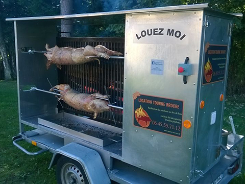 Tournebroche sur remorque, idéal pour réaliser un méchoui facilement au feu de bois - disponible en location_0