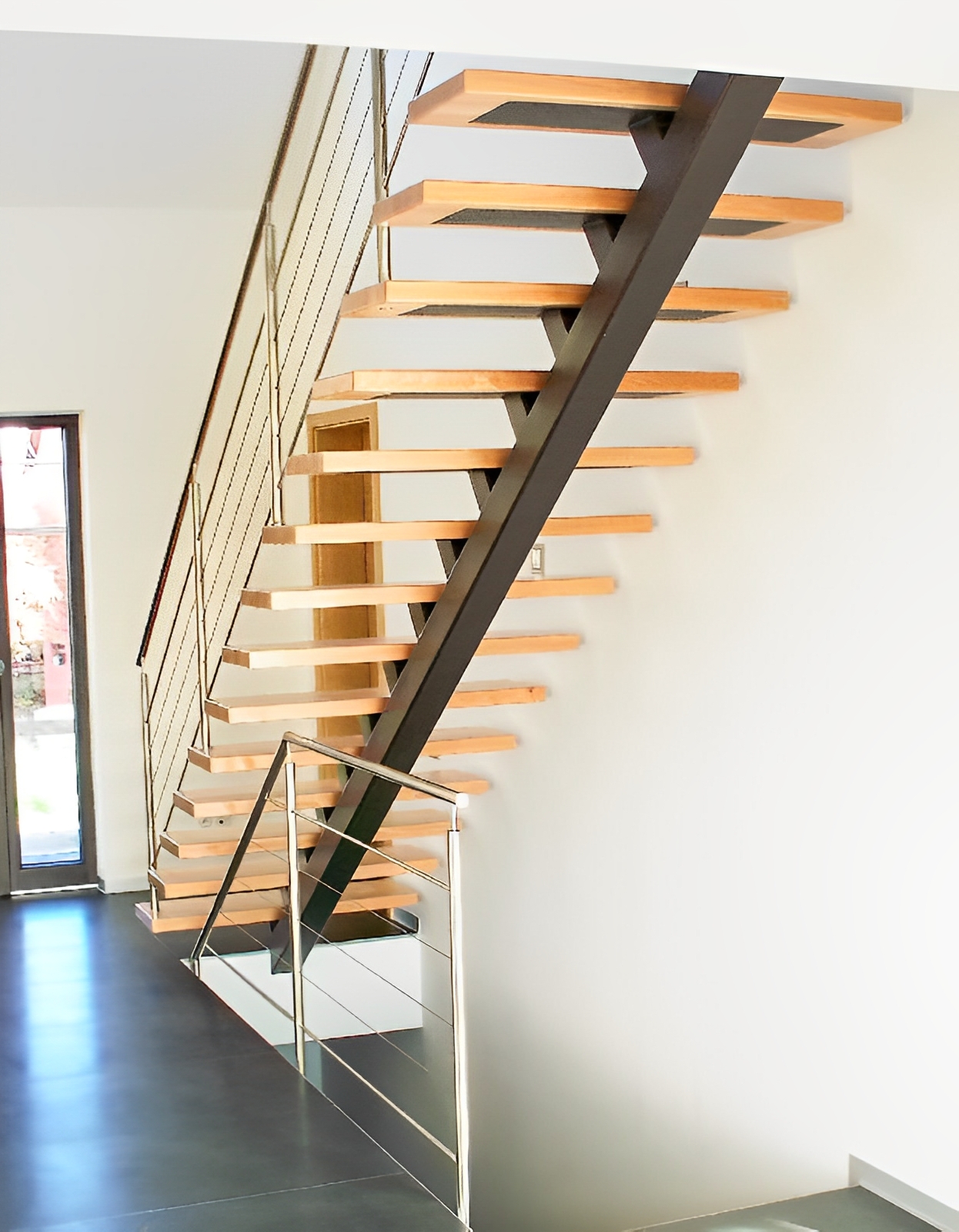 Escalier limon central Mastro - Art Escaliers - moderne avec marches en bois, acier ou verre_0