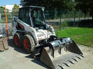 Mini-chargeuse compacte 2 tonnes – Chargement, transport et travail en espaces restreints_0