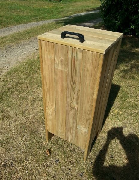 Poubelle publique en bois durable_0