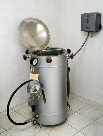Autoclave de laboratoire - stérilisation d'instruments, milieux de culture et liquides - C2M Technology_0