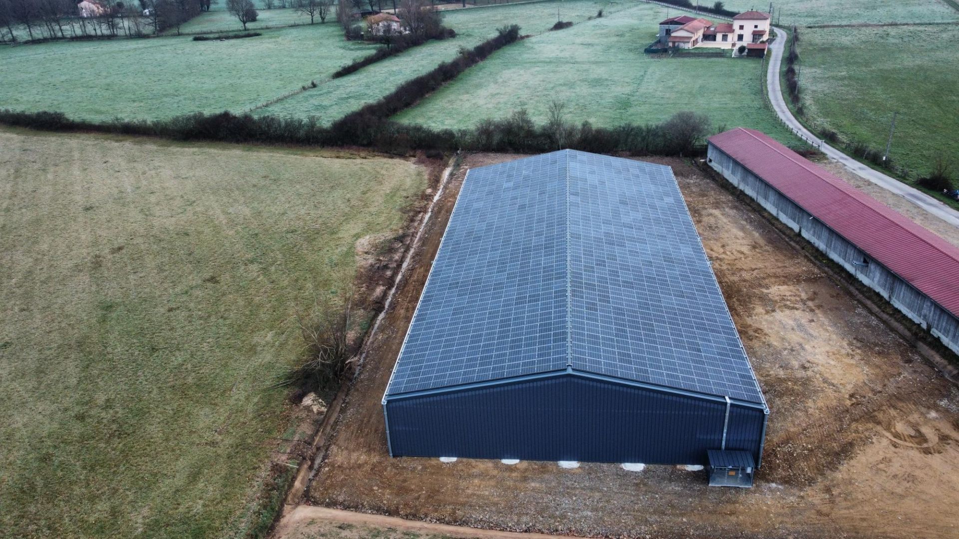 Hangar photovoltaïque symétrique - 600 à 1800 m² - exposition Est-Ouest pour production solaire optimisée_0