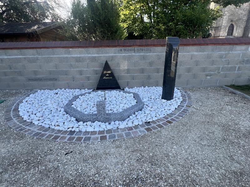 Stèles personnalisées Jardins du souvenir - Mausolé / pyramide / rocher en granit massif_0